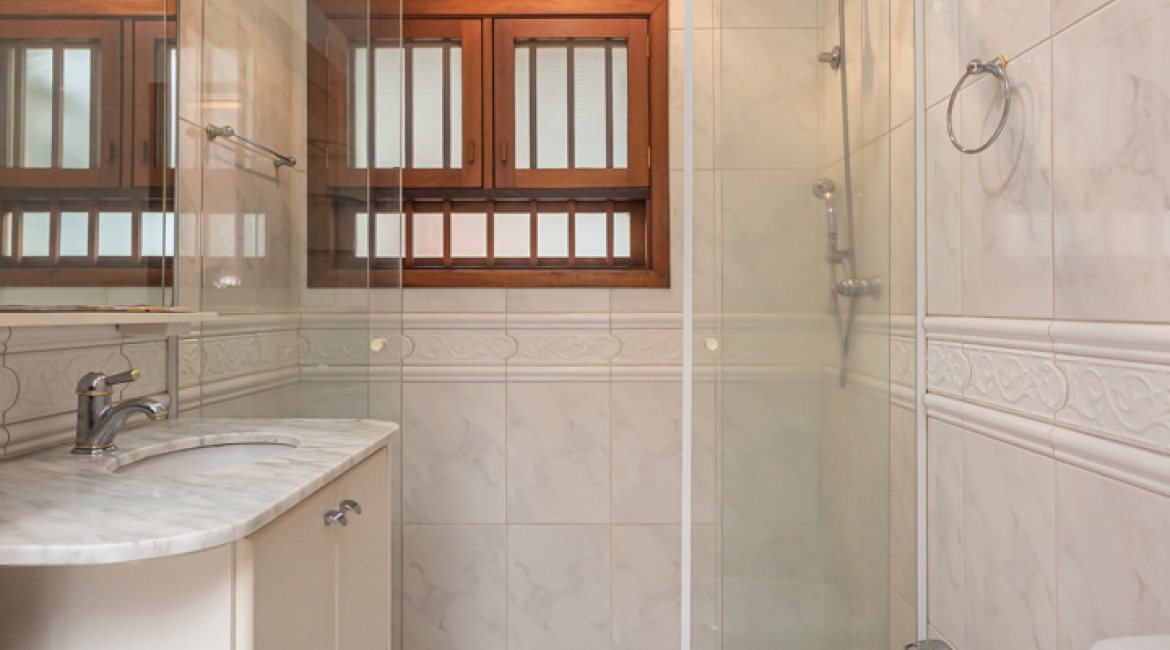 Casa à venda com 283m², 4 dormitórios, 2 suítes, 2 vagas, no bairro Vila Assunção em Porto Alegre