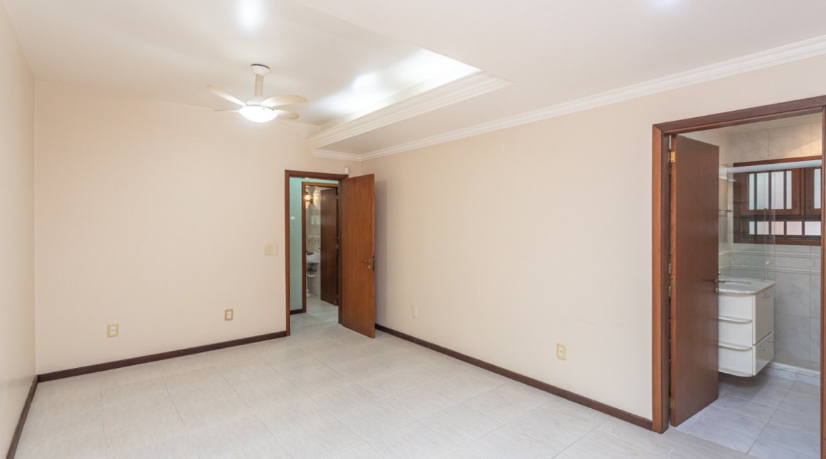 Casa à venda com 283m², 4 dormitórios, 2 suítes, 2 vagas, no bairro Vila Assunção em Porto Alegre