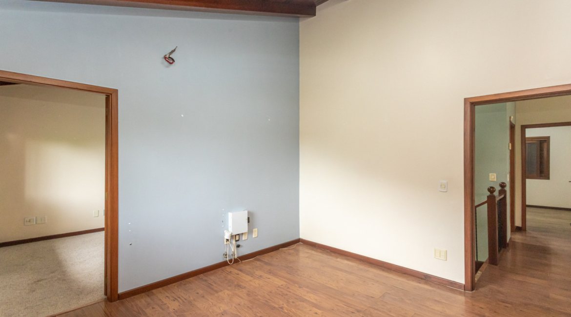 Casa à venda com 283m², 4 dormitórios, 2 suítes, 2 vagas, no bairro Vila Assunção em Porto Alegre