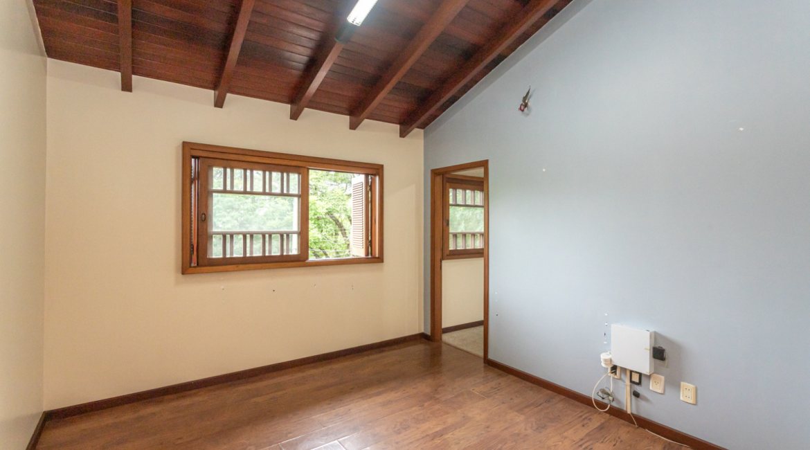 Casa à venda com 283m², 4 dormitórios, 2 suítes, 2 vagas, no bairro Vila Assunção em Porto Alegre
