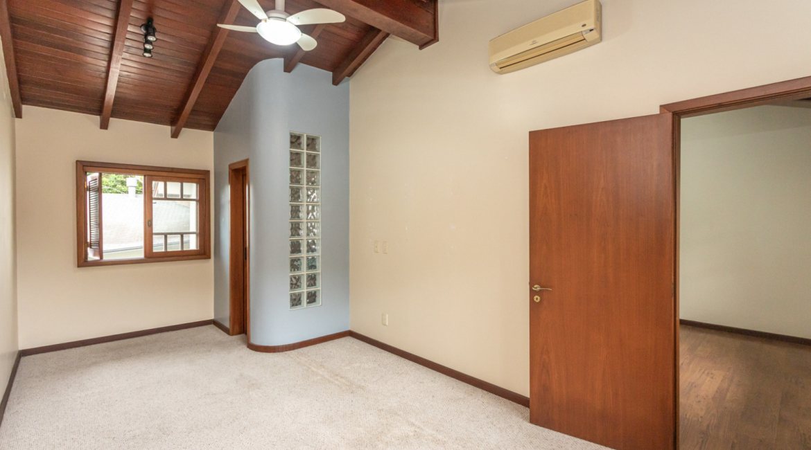 Casa à venda com 283m², 4 dormitórios, 2 suítes, 2 vagas, no bairro Vila Assunção em Porto Alegre