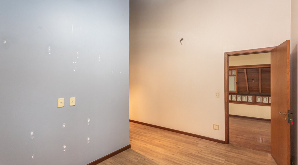 Casa à venda com 283m², 4 dormitórios, 2 suítes, 2 vagas, no bairro Vila Assunção em Porto Alegre