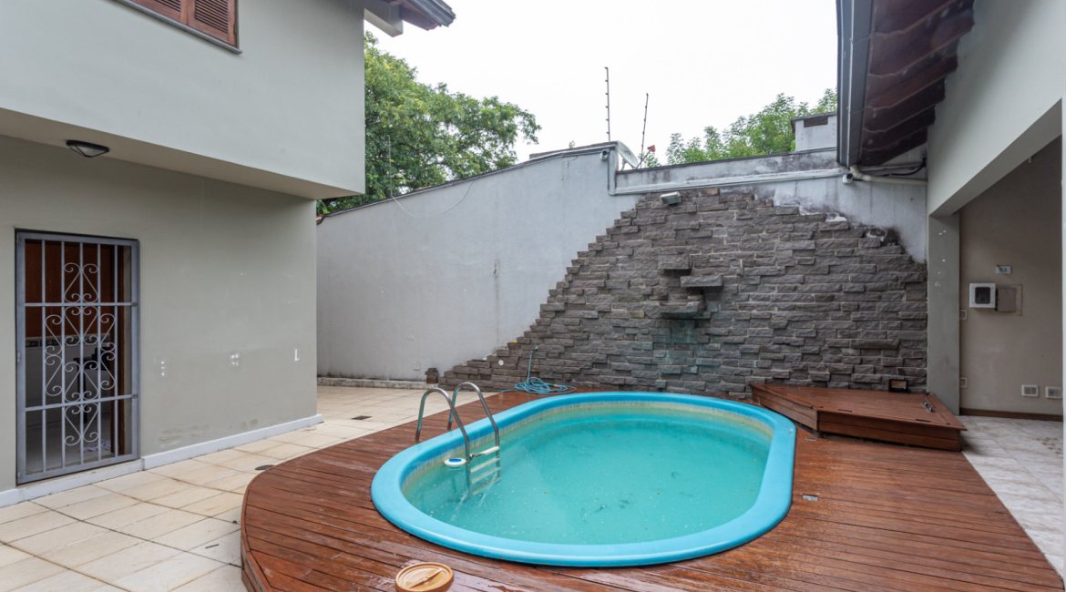 Casa à venda com 283m², 4 dormitórios, 2 suítes, 2 vagas, no bairro Vila Assunção em Porto Alegre