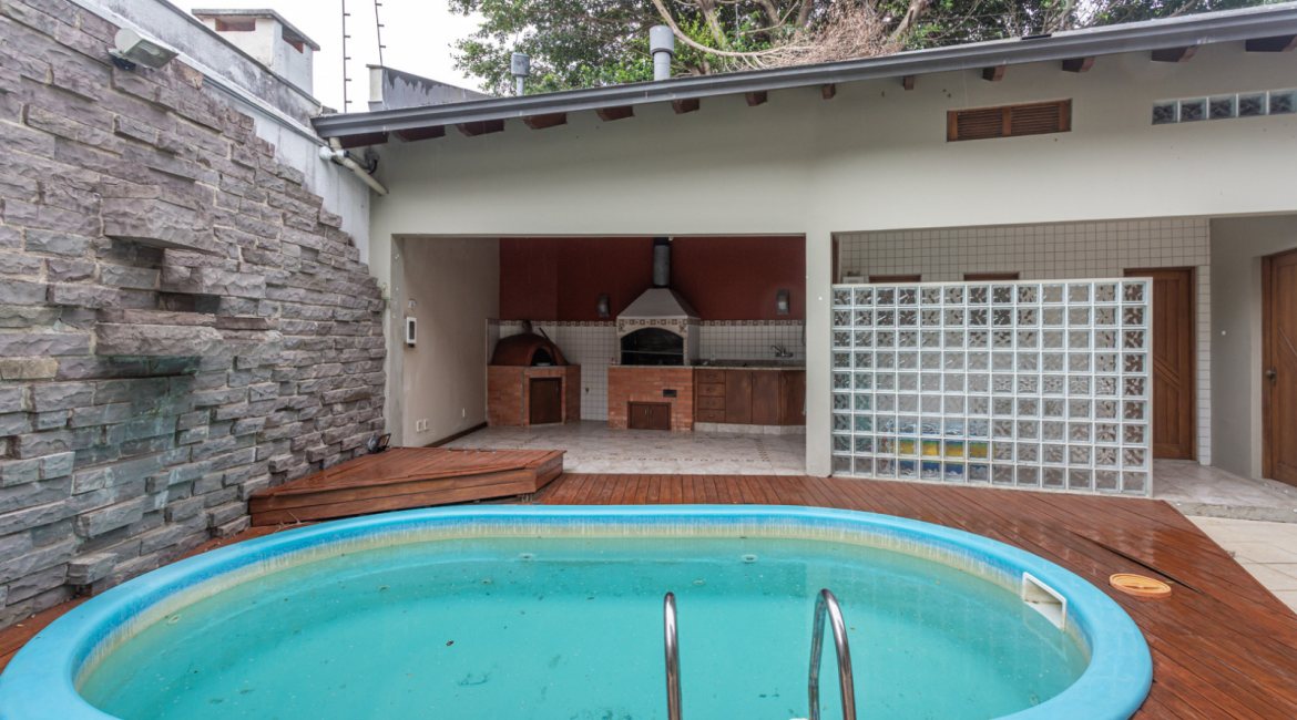 Casa à venda com 283m², 4 dormitórios, 2 suítes, 2 vagas, no bairro Vila Assunção em Porto Alegre