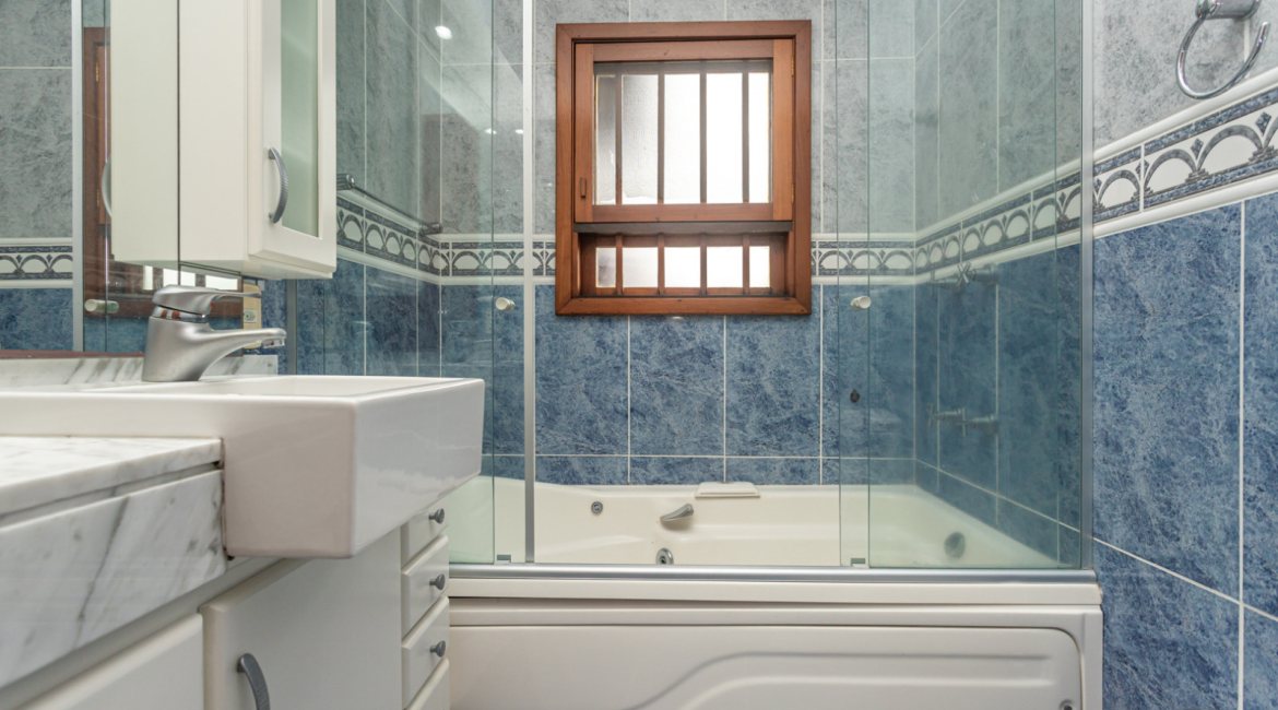 Casa à venda com 283m², 4 dormitórios, 2 suítes, 2 vagas, no bairro Vila Assunção em Porto Alegre