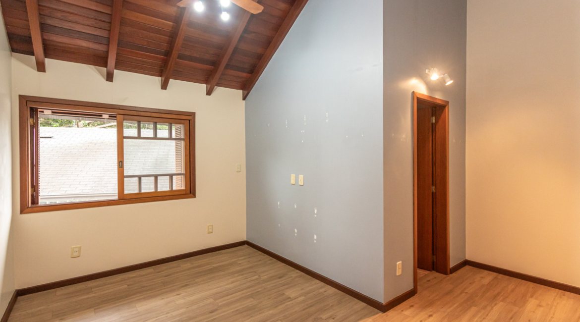 Casa à venda com 283m², 4 dormitórios, 2 suítes, 2 vagas, no bairro Vila Assunção em Porto Alegre