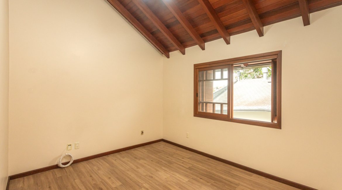 Casa à venda com 283m², 4 dormitórios, 2 suítes, 2 vagas, no bairro Vila Assunção em Porto Alegre