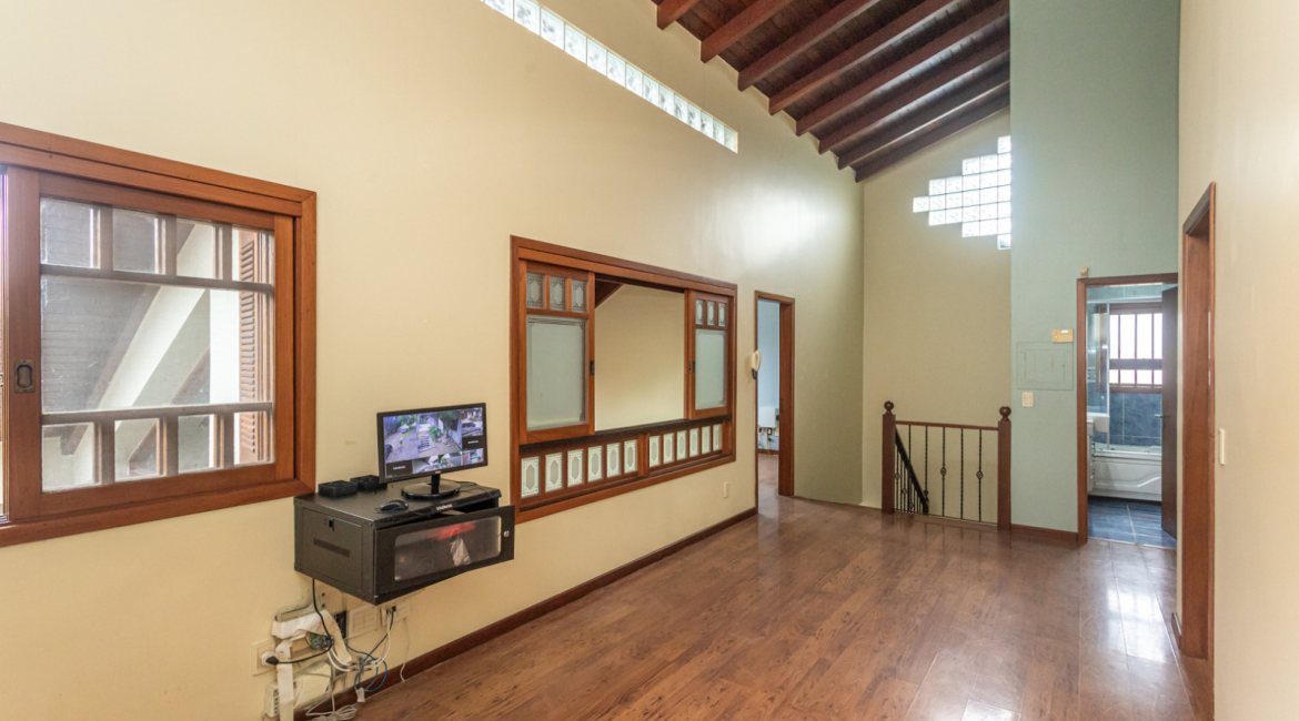 Casa à venda com 283m², 4 dormitórios, 2 suítes, 2 vagas, no bairro Vila Assunção em Porto Alegre