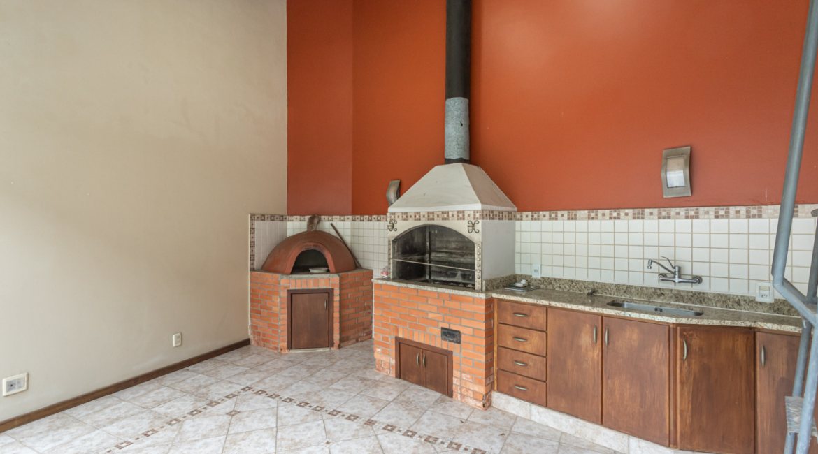 Casa à venda com 283m², 4 dormitórios, 2 suítes, 2 vagas, no bairro Vila Assunção em Porto Alegre