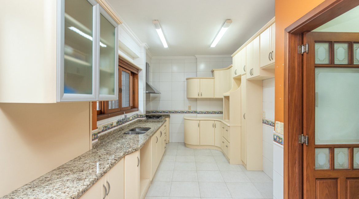 Casa à venda com 283m², 4 dormitórios, 2 suítes, 2 vagas, no bairro Vila Assunção em Porto Alegre