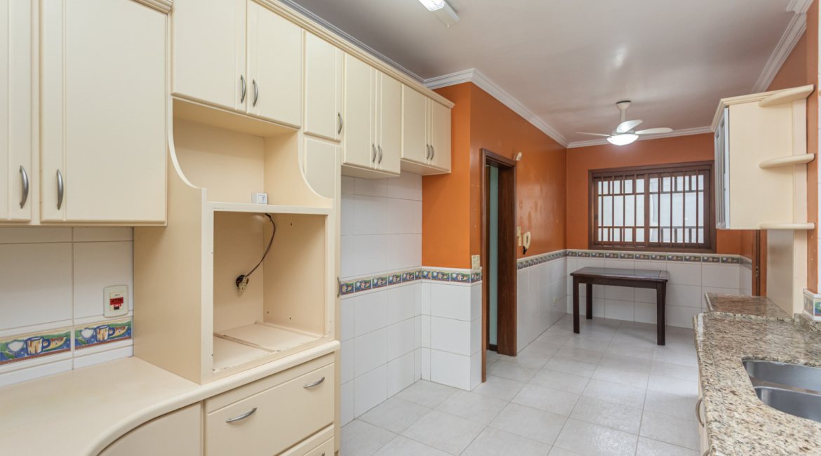 Casa à venda com 283m², 4 dormitórios, 2 suítes, 2 vagas, no bairro Vila Assunção em Porto Alegre