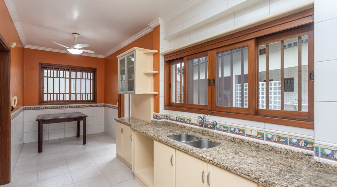 Casa à venda com 283m², 4 dormitórios, 2 suítes, 2 vagas, no bairro Vila Assunção em Porto Alegre