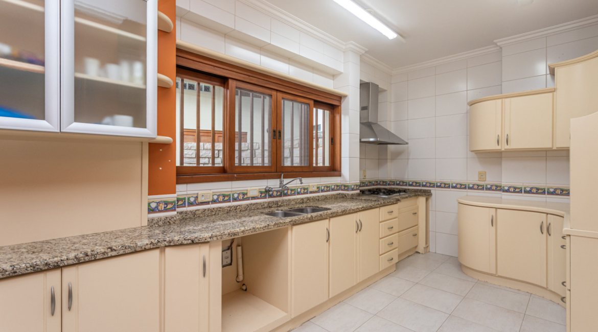 Casa à venda com 283m², 4 dormitórios, 2 suítes, 2 vagas, no bairro Vila Assunção em Porto Alegre