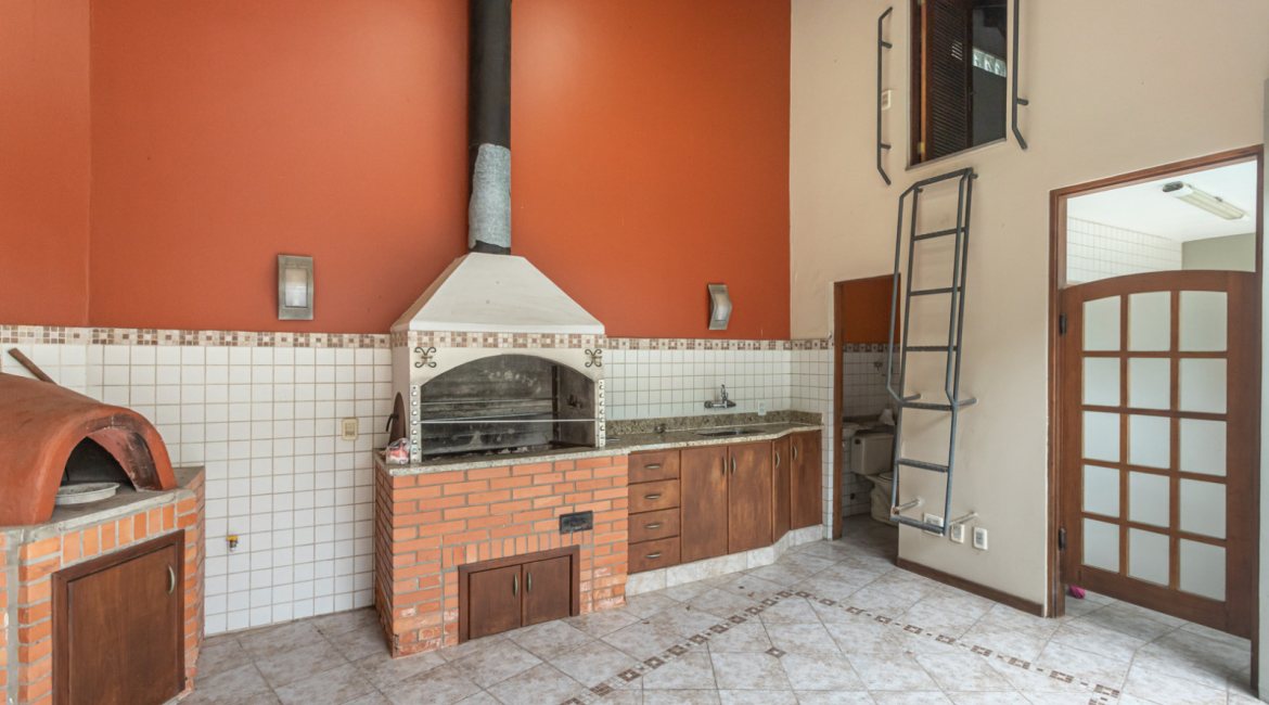 Casa à venda com 283m², 4 dormitórios, 2 suítes, 2 vagas, no bairro Vila Assunção em Porto Alegre