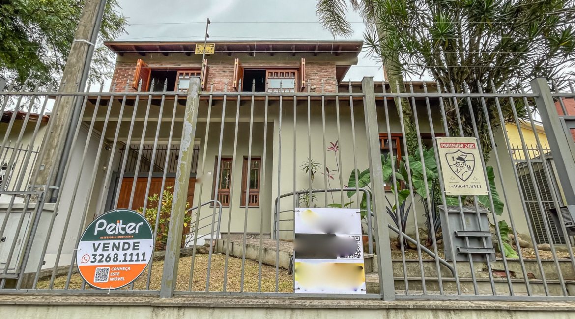 Casa à venda com 283m², 4 dormitórios, 2 suítes, 2 vagas, no bairro Vila Assunção em Porto Alegre