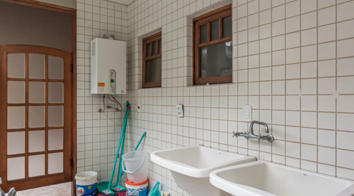 Casa à venda com 283m², 4 dormitórios, 2 suítes, 2 vagas, no bairro Vila Assunção em Porto Alegre