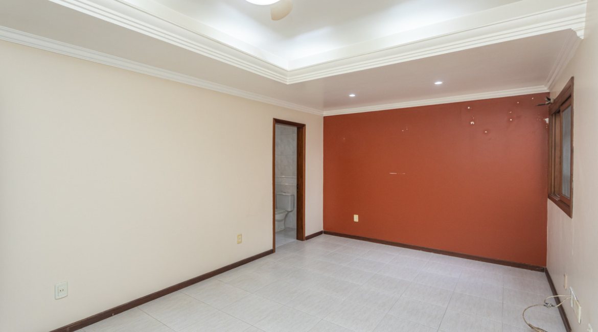 Casa à venda com 283m², 4 dormitórios, 2 suítes, 2 vagas, no bairro Vila Assunção em Porto Alegre