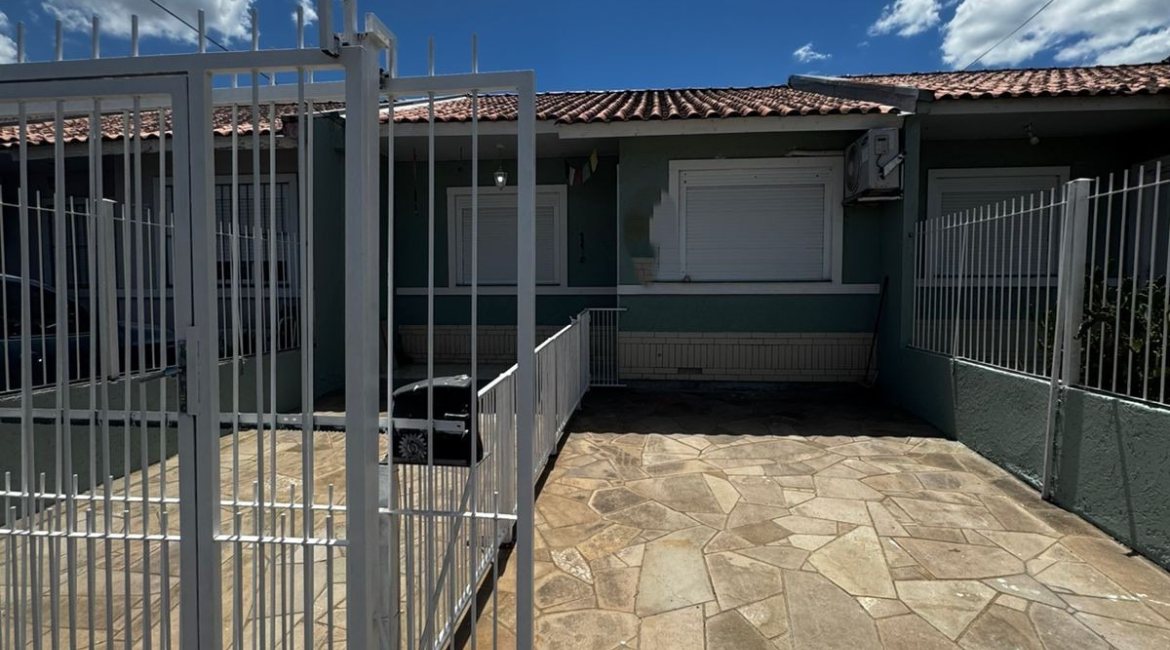 Casa à venda com 102m², 3 dormitórios, 2 vagas, no bairro Hípica em Porto Alegre