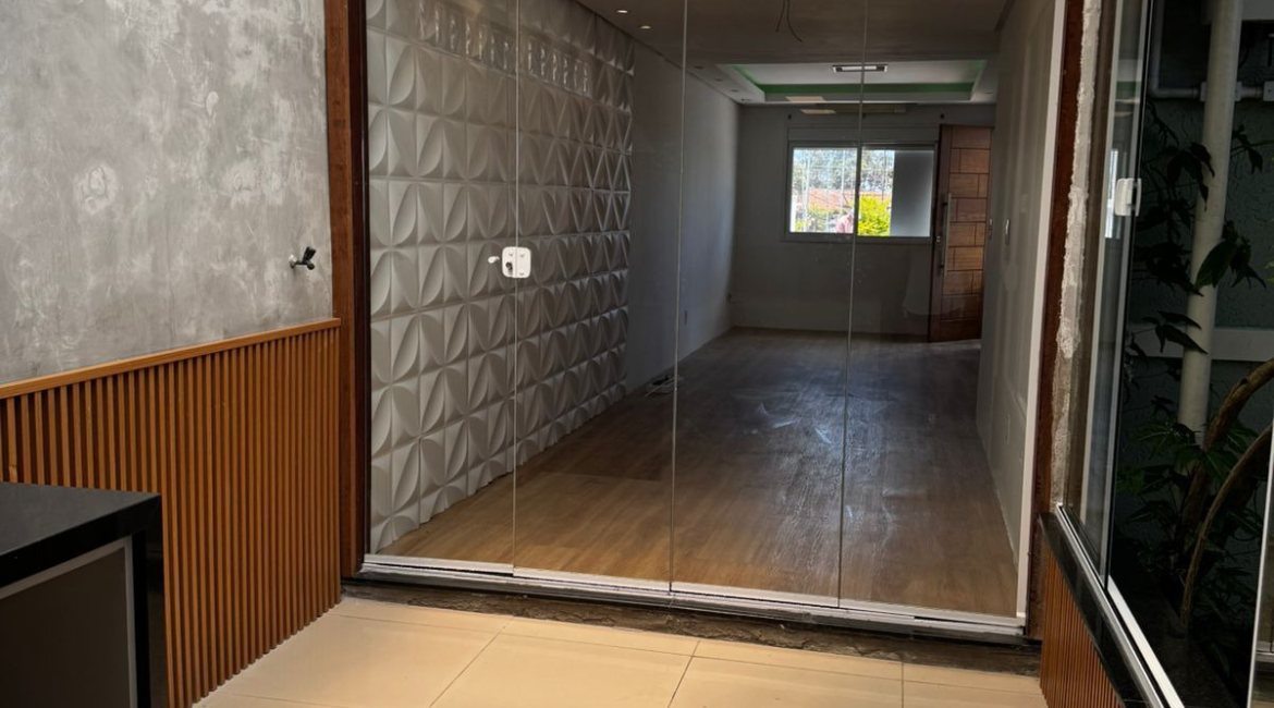 Casa à venda com 102m², 3 dormitórios, 2 vagas, no bairro Hípica em Porto Alegre