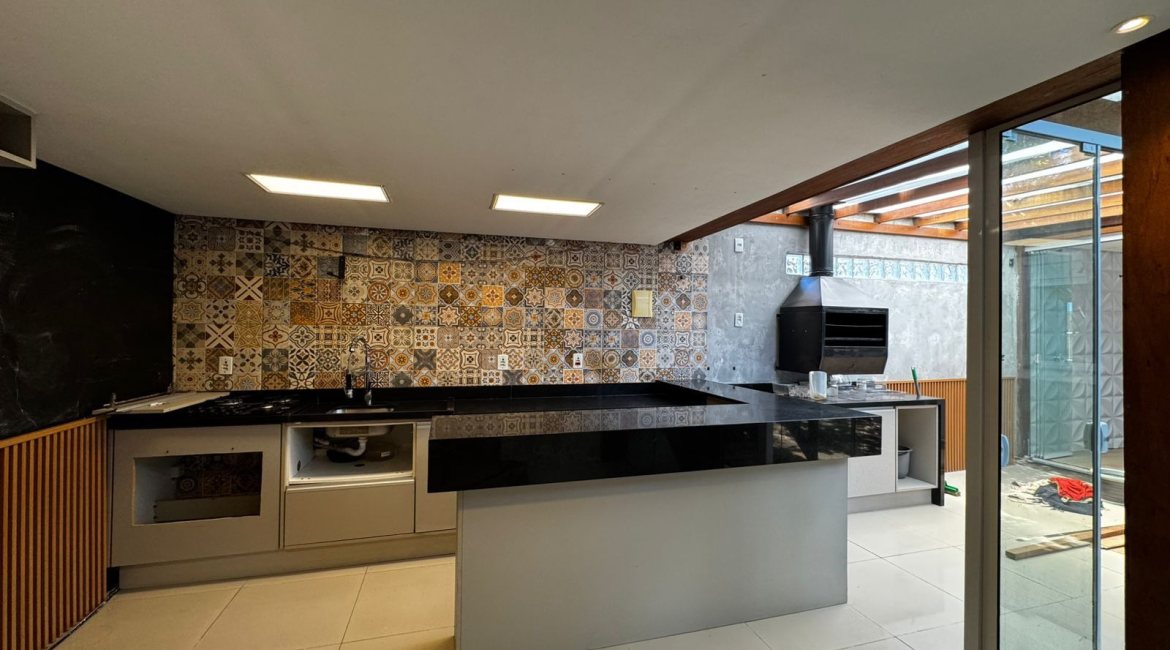 Casa à venda com 102m², 3 dormitórios, 2 vagas, no bairro Hípica em Porto Alegre