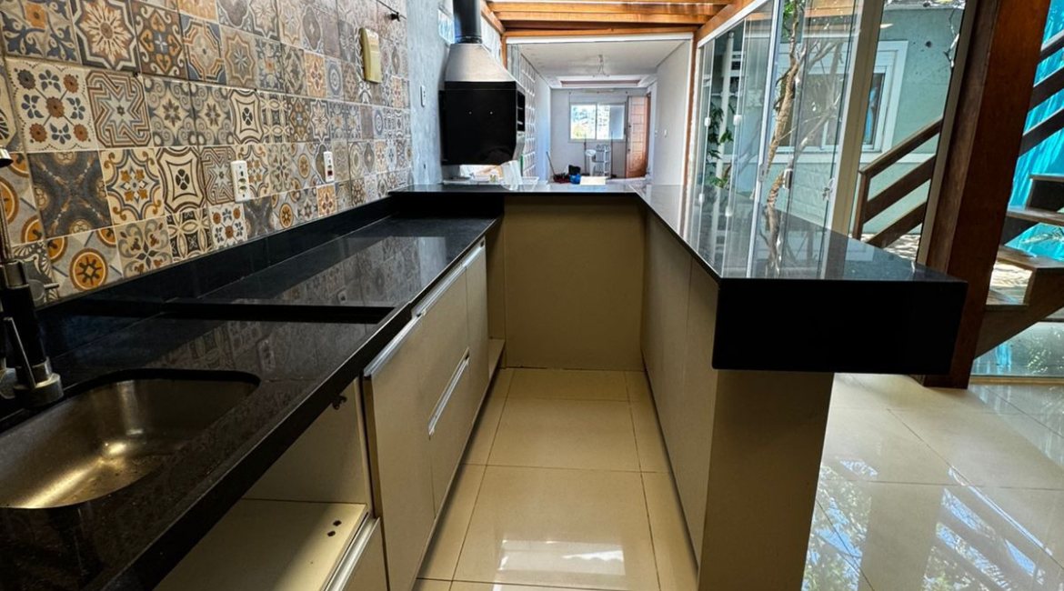 Casa à venda com 102m², 3 dormitórios, 2 vagas, no bairro Hípica em Porto Alegre