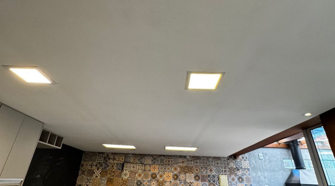 Casa à venda com 102m², 3 dormitórios, 2 vagas, no bairro Hípica em Porto Alegre