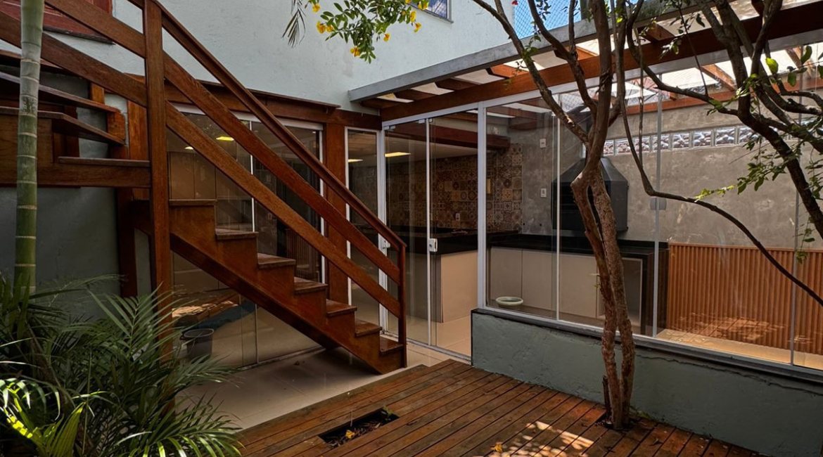 Casa à venda com 102m², 3 dormitórios, 2 vagas, no bairro Hípica em Porto Alegre