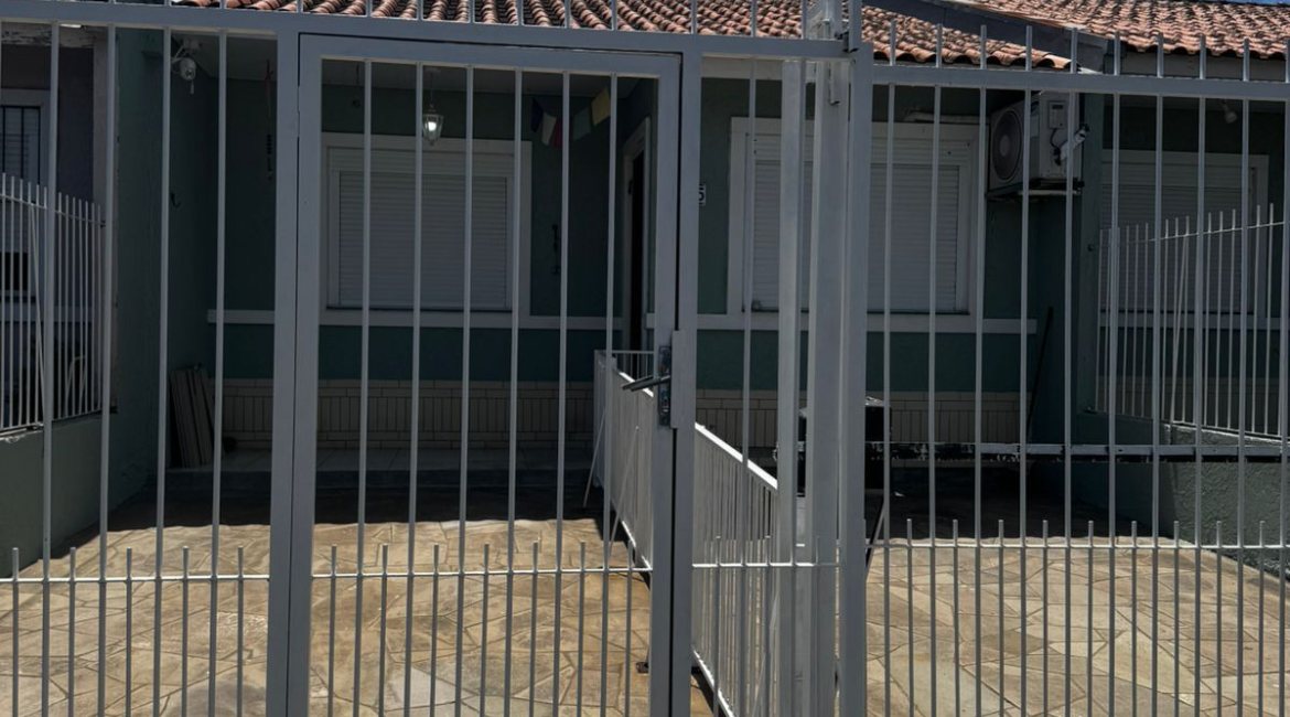 Casa à venda com 102m², 3 dormitórios, 2 vagas, no bairro Hípica em Porto Alegre