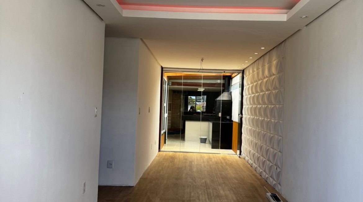 Casa à venda com 102m², 3 dormitórios, 2 vagas, no bairro Hípica em Porto Alegre