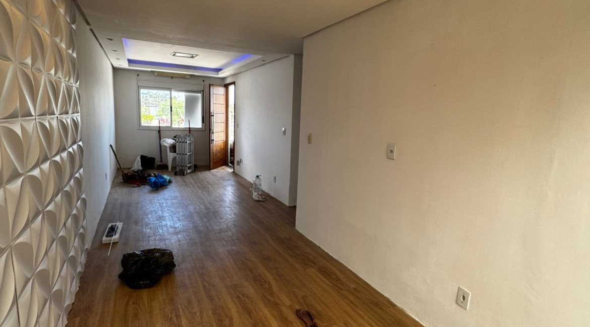 Casa à venda com 102m², 3 dormitórios, 2 vagas, no bairro Hípica em Porto Alegre