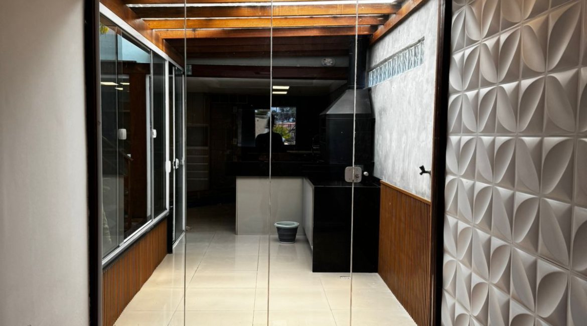 Casa à venda com 102m², 3 dormitórios, 2 vagas, no bairro Hípica em Porto Alegre