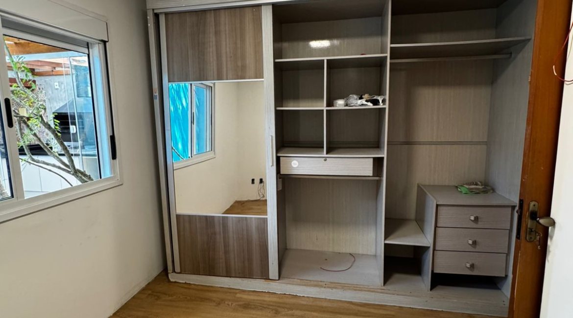 Casa à venda com 102m², 3 dormitórios, 2 vagas, no bairro Hípica em Porto Alegre