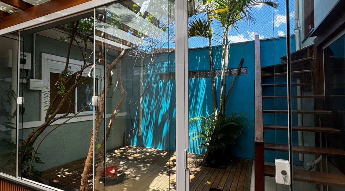 Casa à venda com 102m², 3 dormitórios, 2 vagas, no bairro Hípica em Porto Alegre