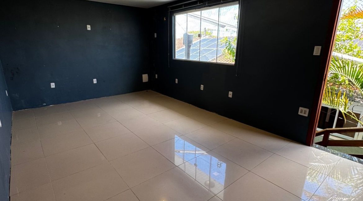 Casa à venda com 102m², 3 dormitórios, 2 vagas, no bairro Hípica em Porto Alegre