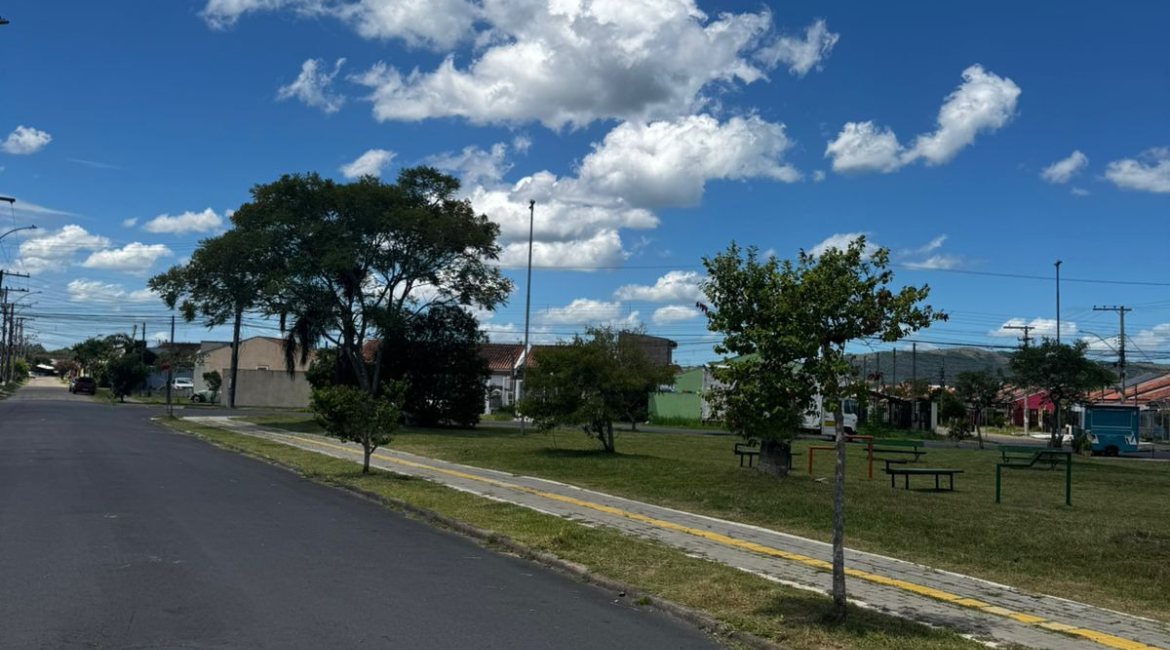 Casa à venda com 102m², 3 dormitórios, 2 vagas, no bairro Hípica em Porto Alegre