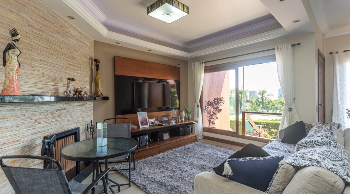 Casa em Condomínio à venda com 385m², 3 dormitórios, 1 suíte, 2 vagas, no bairro Cristal em Porto Alegre