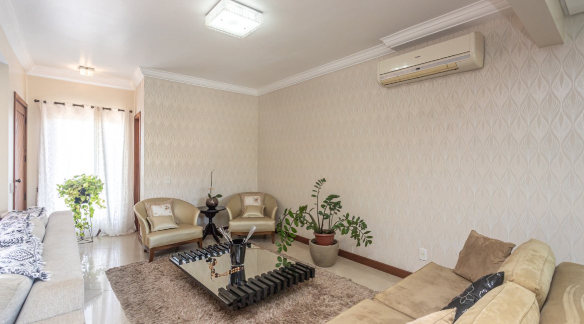 Casa em Condomínio à venda com 385m², 3 dormitórios, 1 suíte, 2 vagas, no bairro Cristal em Porto Alegre