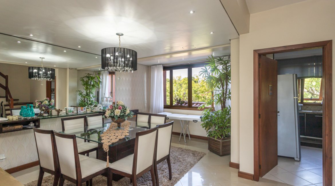 Casa em Condomínio à venda com 385m², 3 dormitórios, 1 suíte, 2 vagas, no bairro Cristal em Porto Alegre