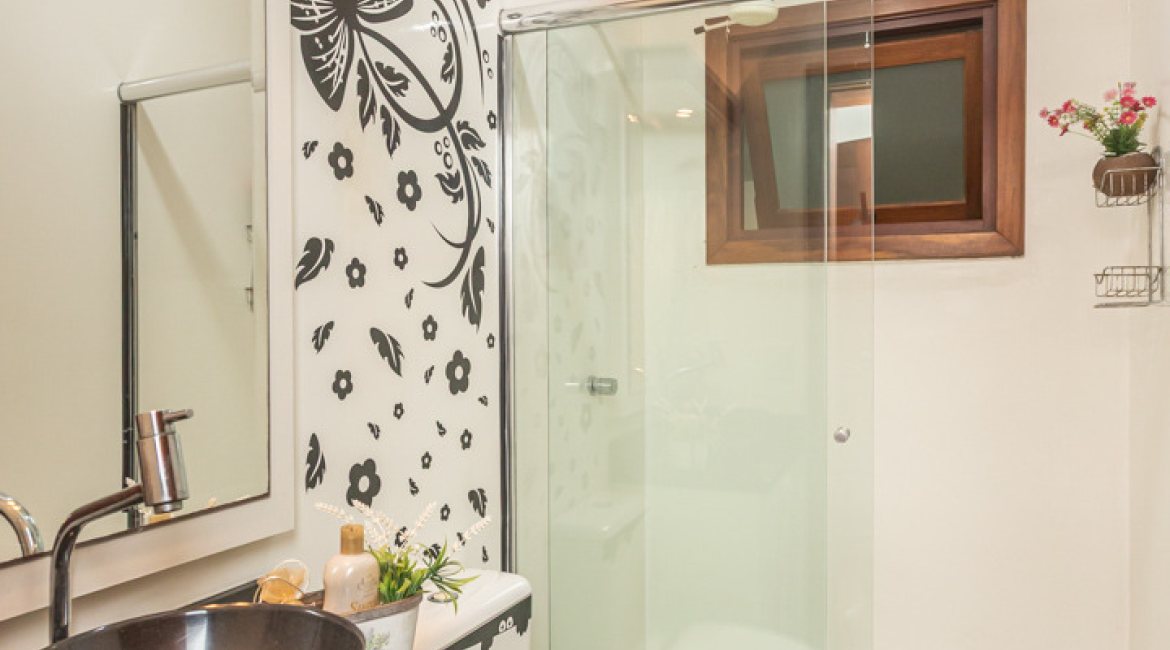 Casa em Condomínio à venda com 385m², 3 dormitórios, 1 suíte, 2 vagas, no bairro Cristal em Porto Alegre