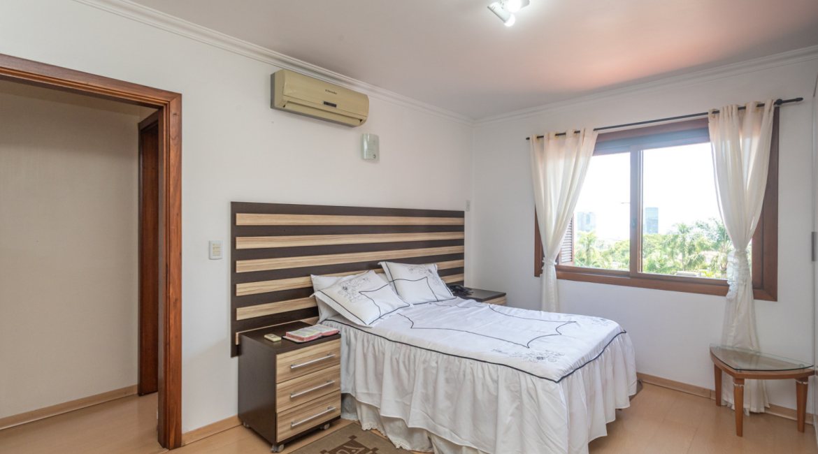 Casa em Condomínio à venda com 385m², 3 dormitórios, 1 suíte, 2 vagas, no bairro Cristal em Porto Alegre