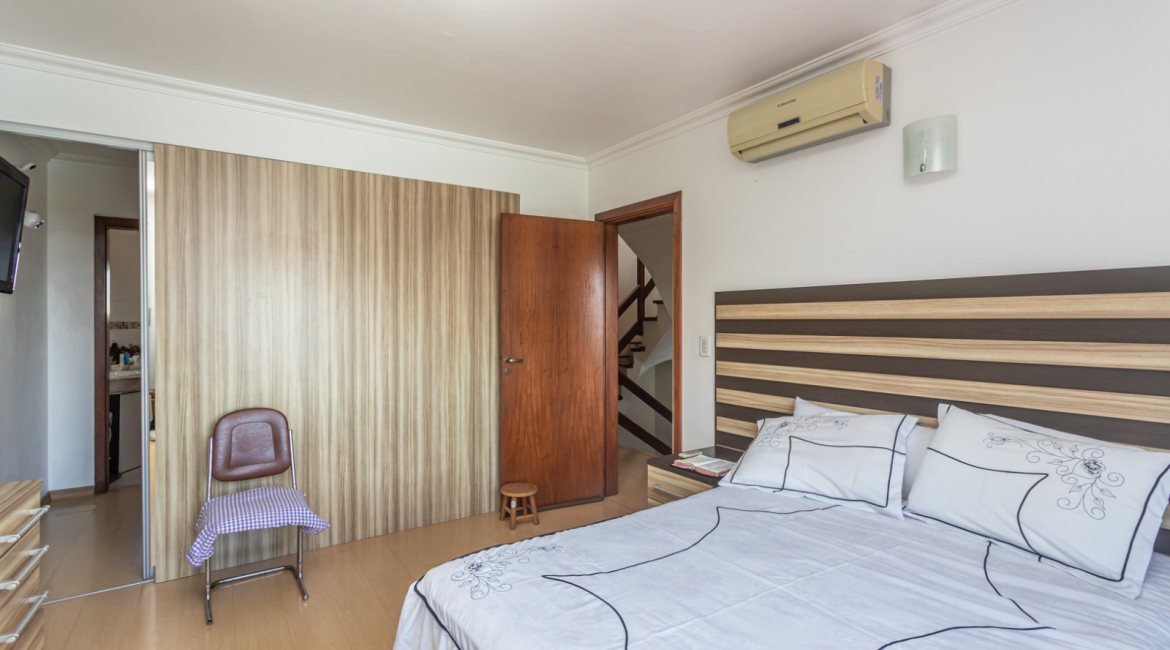 Casa em Condomínio à venda com 385m², 3 dormitórios, 1 suíte, 2 vagas, no bairro Cristal em Porto Alegre