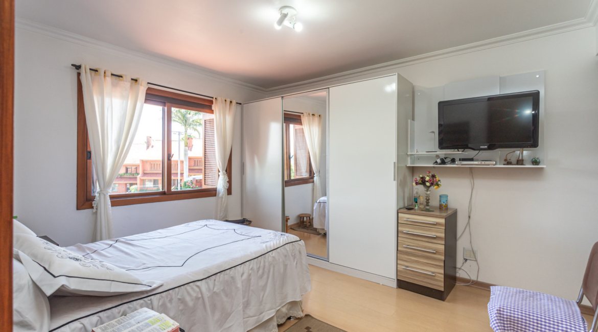 Casa em Condomínio à venda com 385m², 3 dormitórios, 1 suíte, 2 vagas, no bairro Cristal em Porto Alegre