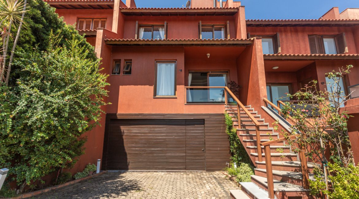 Casa em Condomínio à venda com 385m², 3 dormitórios, 1 suíte, 2 vagas, no bairro Cristal em Porto Alegre