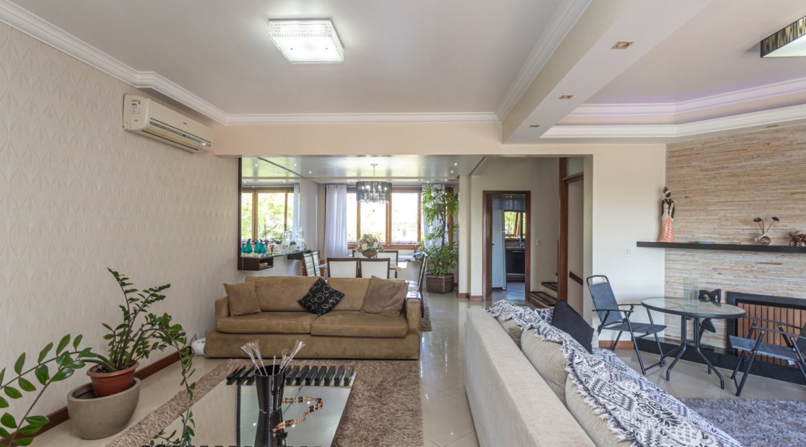 Casa em Condomínio à venda com 385m², 3 dormitórios, 1 suíte, 2 vagas, no bairro Cristal em Porto Alegre
