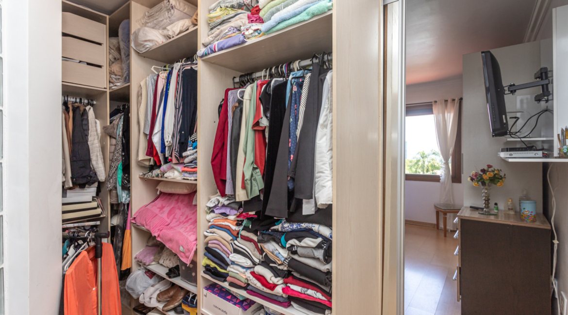 Casa em Condomínio à venda com 385m², 3 dormitórios, 1 suíte, 2 vagas, no bairro Cristal em Porto Alegre