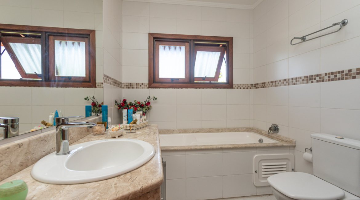 Casa em Condomínio à venda com 385m², 3 dormitórios, 1 suíte, 2 vagas, no bairro Cristal em Porto Alegre