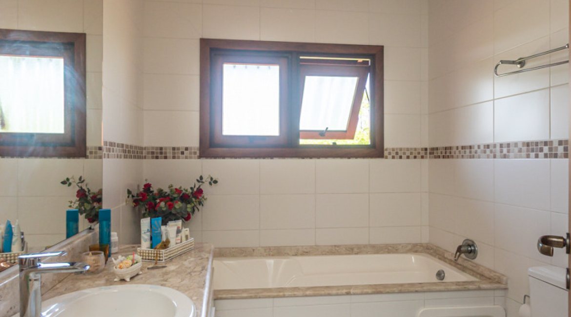 Casa em Condomínio à venda com 385m², 3 dormitórios, 1 suíte, 2 vagas, no bairro Cristal em Porto Alegre