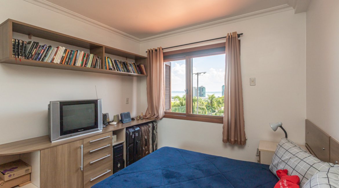 Casa em Condomínio à venda com 385m², 3 dormitórios, 1 suíte, 2 vagas, no bairro Cristal em Porto Alegre