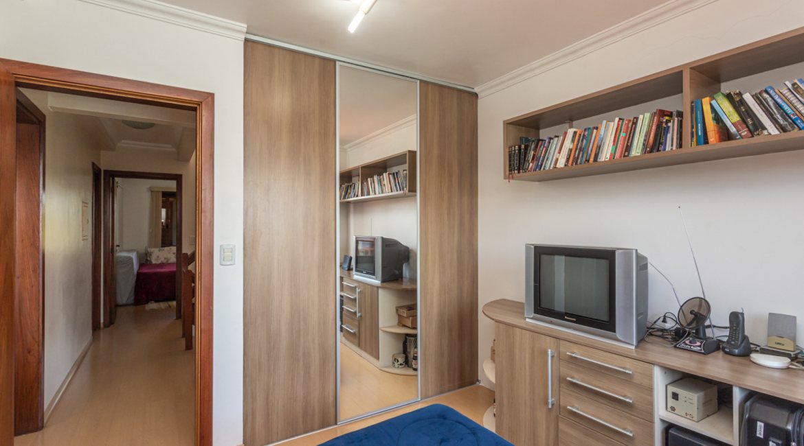 Casa em Condomínio à venda com 385m², 3 dormitórios, 1 suíte, 2 vagas, no bairro Cristal em Porto Alegre