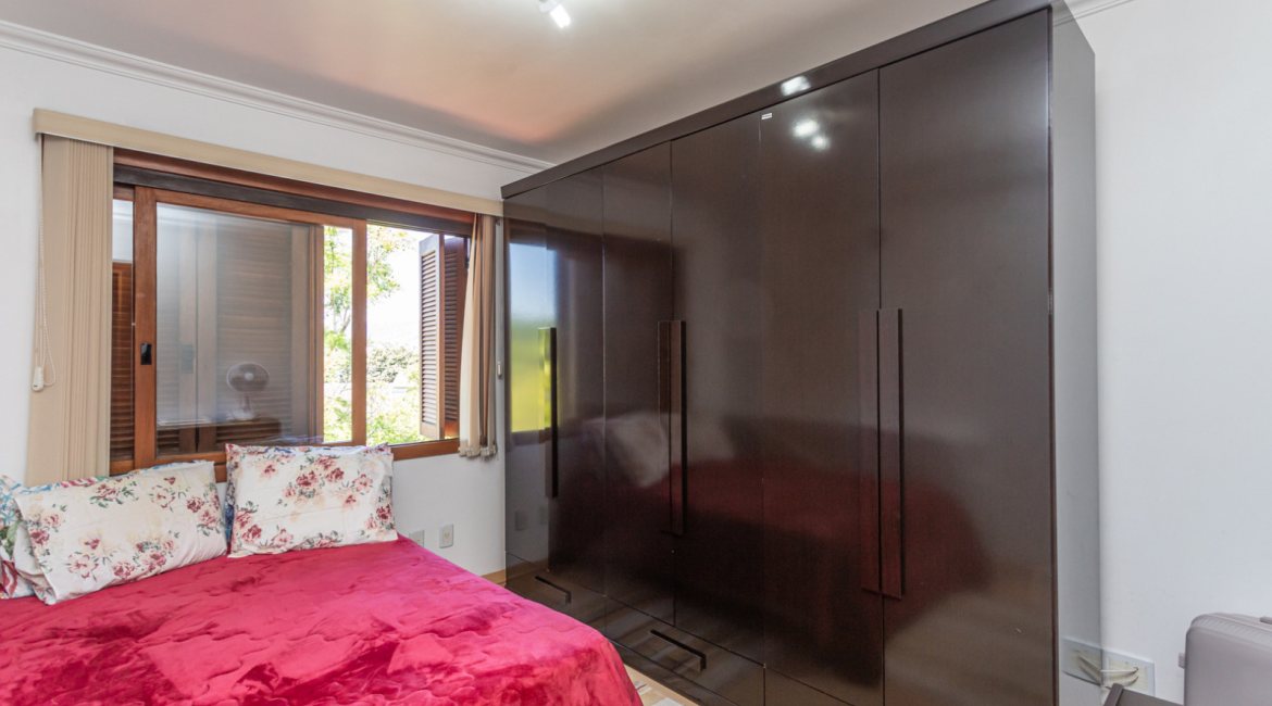 Casa em Condomínio à venda com 385m², 3 dormitórios, 1 suíte, 2 vagas, no bairro Cristal em Porto Alegre